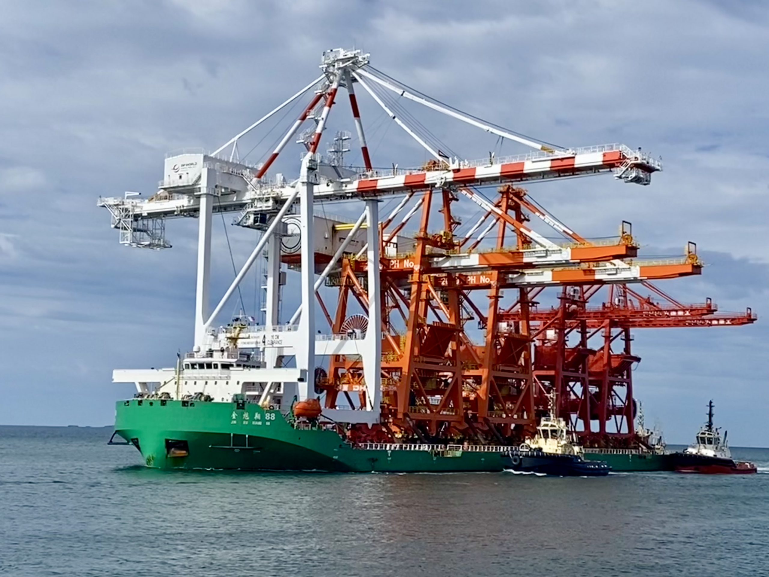 New Crane arrives in Fremantle Port
